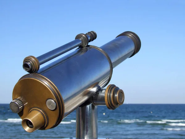 Vecchio Telescopio Sulla Spiaggia — Foto Stock