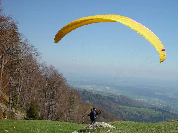 Gleitschirmfliegen Der Schweizer Jura — Stockfoto