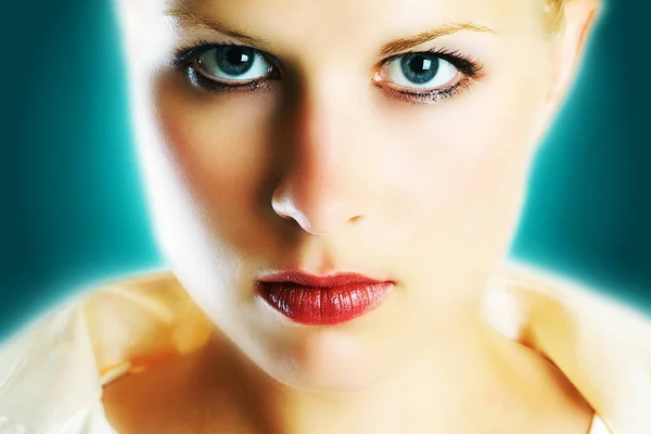 Retrato Una Mujer Hermosa Con Ojos Azules — Foto de Stock