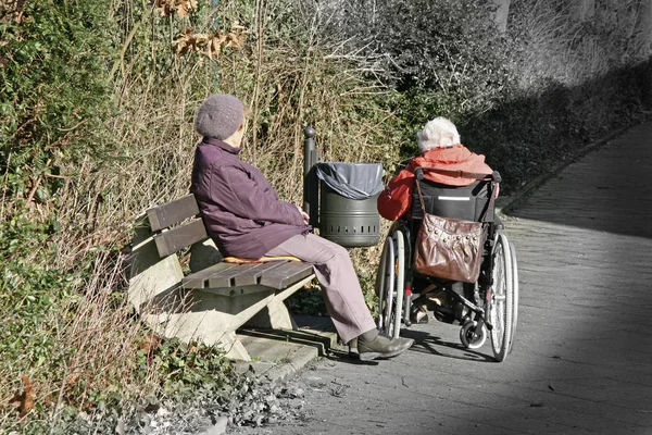 公園のベンチに座っている老夫婦は — ストック写真