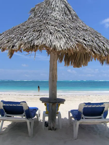 Sillas Playa Isla Tropical Arenosa Maldivas —  Fotos de Stock