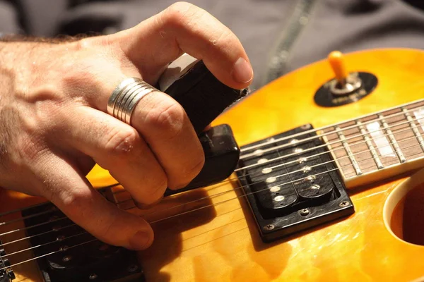 Close Mão Segurando Guitarra Elétrica — Fotografia de Stock