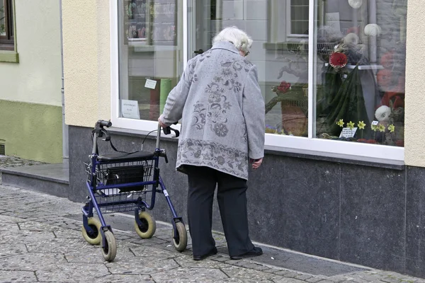 在医院里与散步者在一起的老年妇女 — 图库照片