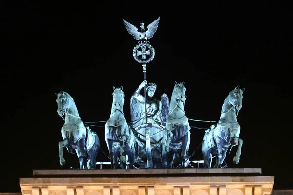 Quadriga Por Noche —  Fotos de Stock