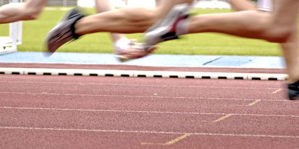 Stadyumda Bacaklarıyla Koşuyor — Stok fotoğraf