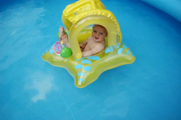 Schattig Baby Meisje Spelen Het Zwembad — Stockfoto
