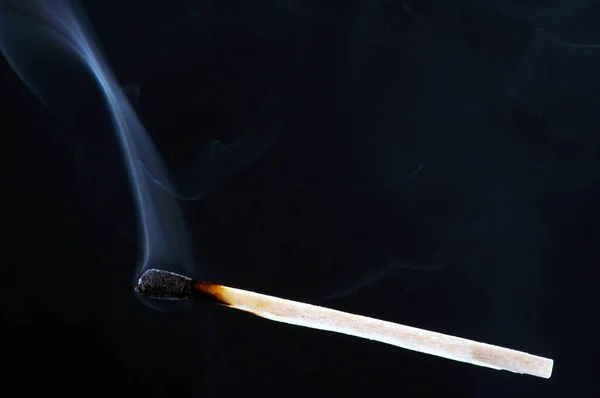 Cigarro Sobre Fundo Preto — Fotografia de Stock