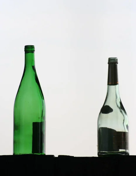 Due Bottiglie Vino Fondo Bianco — Foto Stock
