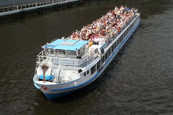 Bateau Sur Rivière Déferlante — Photo