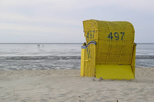 海滨沙滩上的一张空椅子 — 图库照片