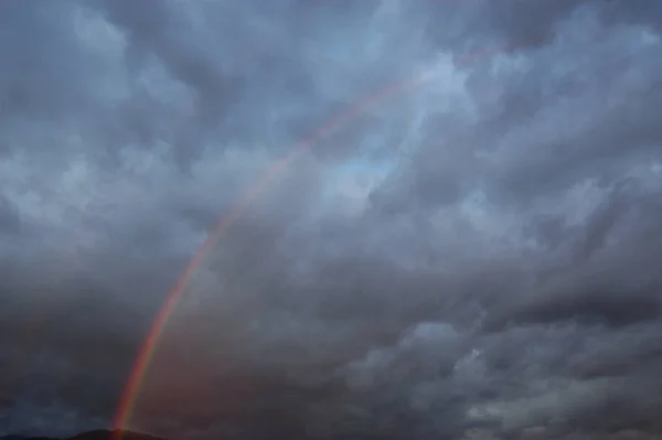 虹は反射によって引き起こされる気象現象です — ストック写真