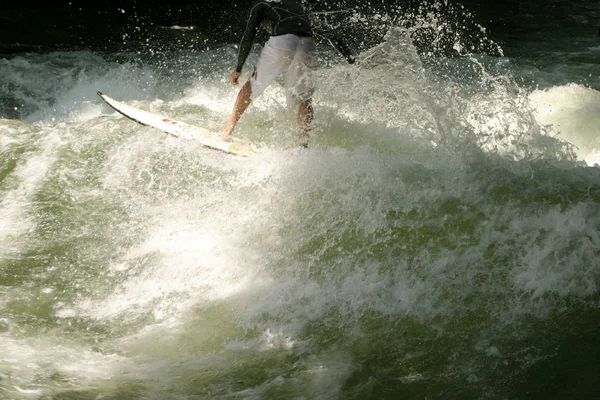 夏のウォータースポーツ ウィンドサーフィン — ストック写真
