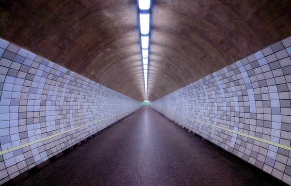 通往北方的隧道 波罗的海运河 一个人可以步行 非常可怕 — 图库照片