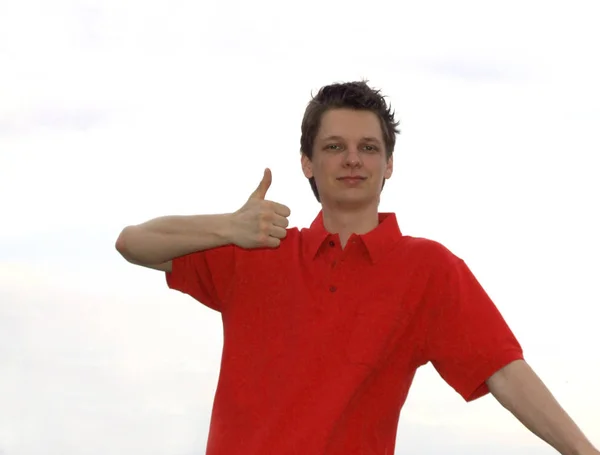 Fiatal Férfi Piros Ingben Mutatja Hüvelykujját Felfelé — Stock Fotó