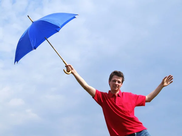 Parkta Şemsiyeli Genç Adam — Stok fotoğraf