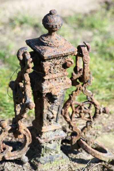 公園内の古い錆びた金属製の像 — ストック写真