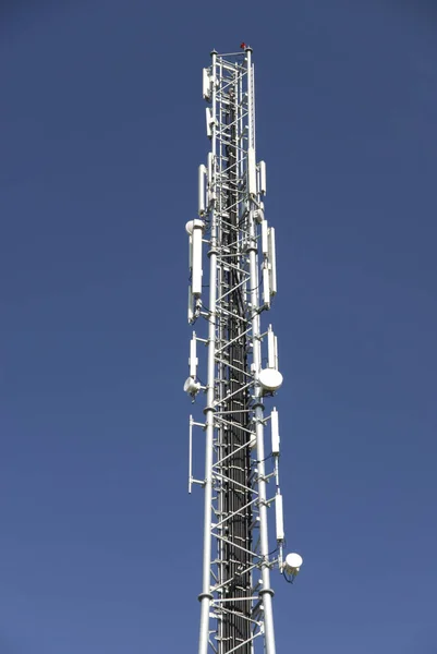 Torre Telecomunicazione Contro Cielo Blu — Foto Stock