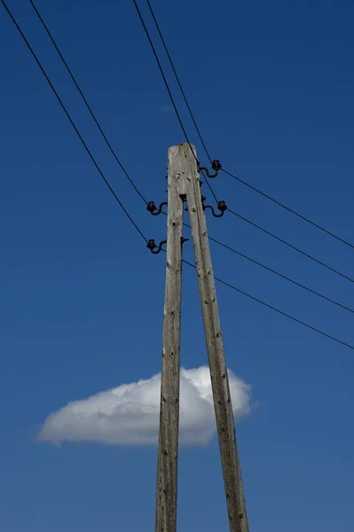 蓝天背景下的高压柱子 — 图库照片