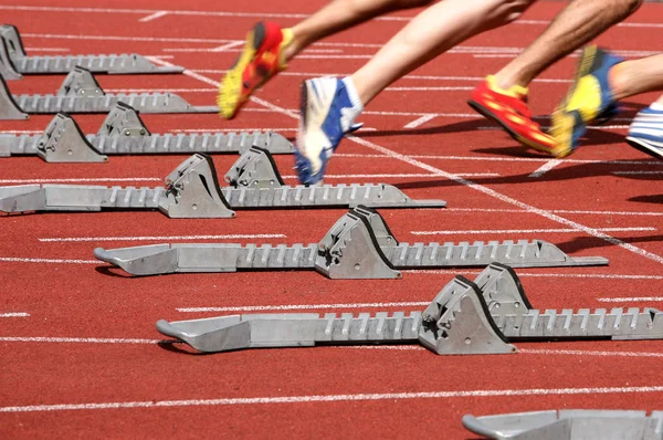 Löpbana Och Röda Racingskor — Stockfoto