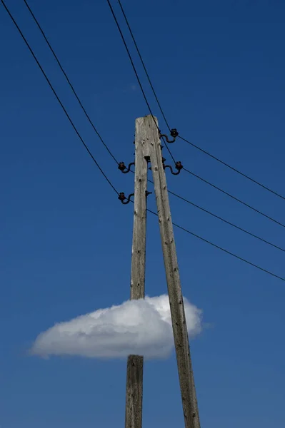 蓝天背景下的高压柱子 — 图库照片