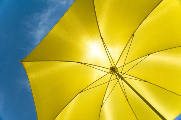 Gelber Regenschirm Auf Dem Himmel Hintergrund — Stockfoto