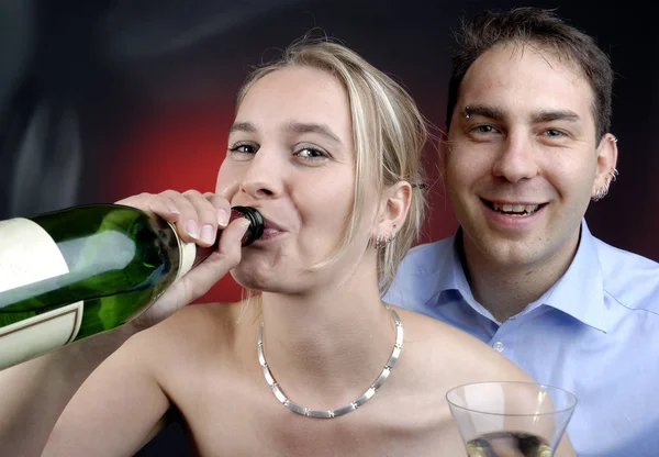 Zamilovaný Mladý Pár Pije Šampaňské — Stock fotografie