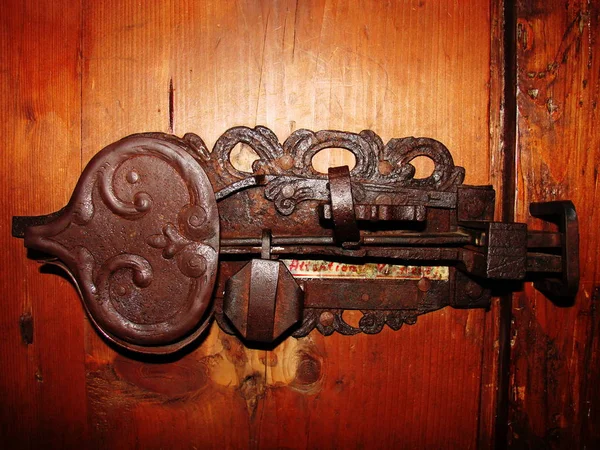 Παλιά Κλειδαριά Πόρτα Μια Εκκλησία — Φωτογραφία Αρχείου