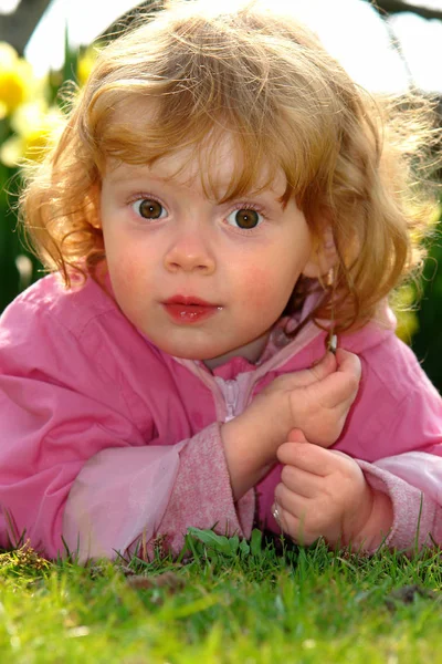 Gadis Kecil Padang Rumput Musim Semi — Stok Foto