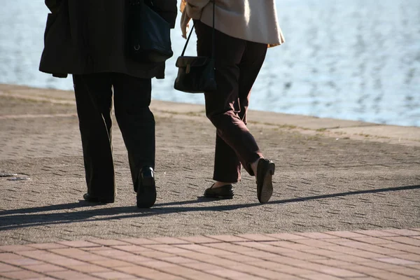 Couple Marchant Dans Rue — Photo