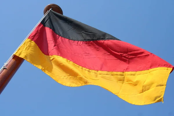 德国国旗 在天空背景上 — 图库照片