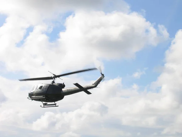 Gökyüzünde Uçan Bir Helikopter — Stok fotoğraf