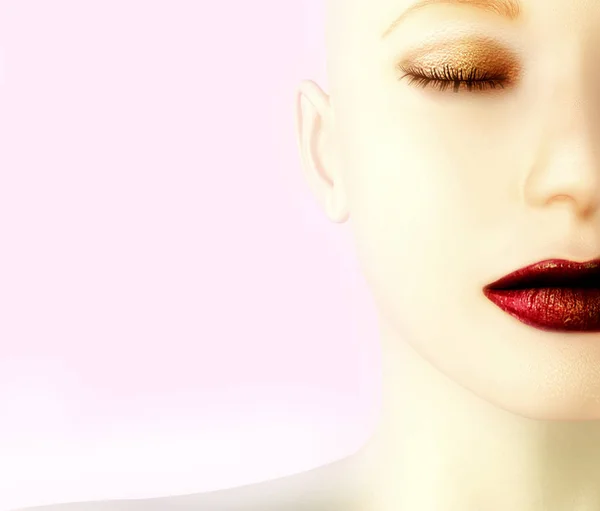 Vacker Kvinna Med Rosa Läppar Och Rött Läppstift Ansiktet — Stockfoto