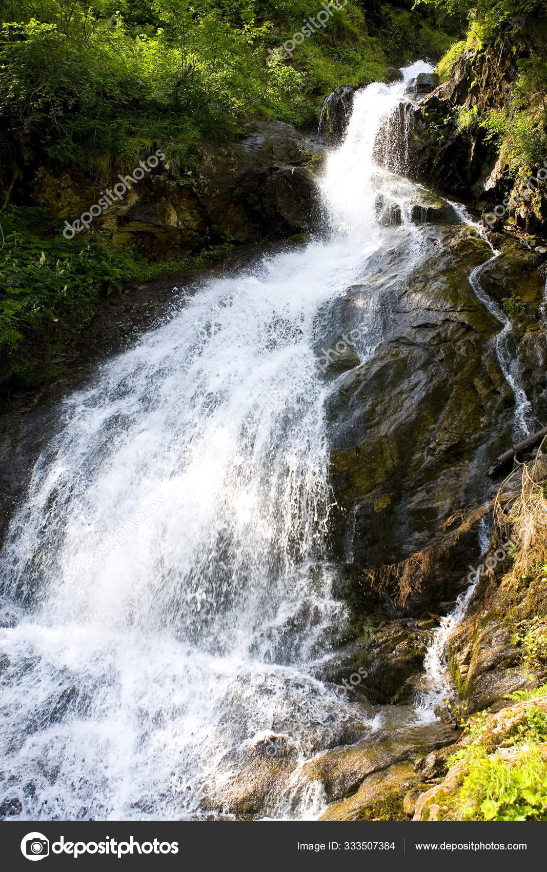 自然を背景にした美しい滝 — ストック写真 © PantherMediaSeller