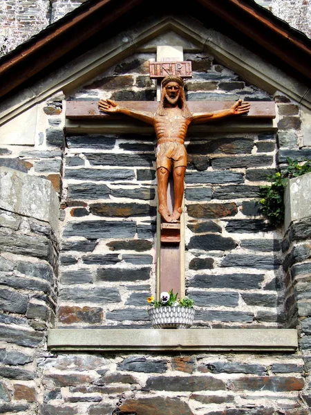 Drewniany Krzyż Kamiennej Ścianie — Zdjęcie stockowe