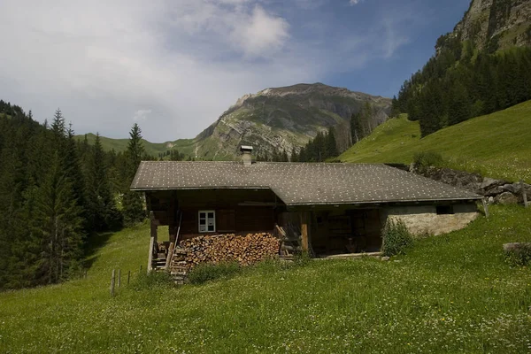 Chata Podczas Wejścia Źródła Simmen — Zdjęcie stockowe