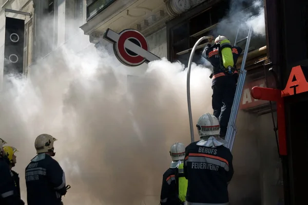 Φωτιά Ένα Περίπτερο Τσιγάρων Στη Βιέννη Ένα Τέτοιο Κατάστημα Υπάρχει — Φωτογραφία Αρχείου