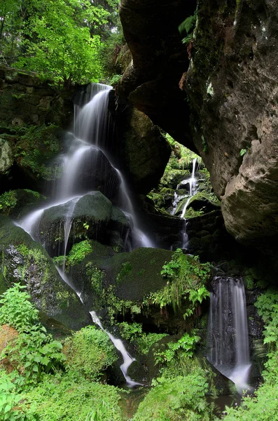 Bela Cachoeira Fundo Natureza — Fotografia de Stock