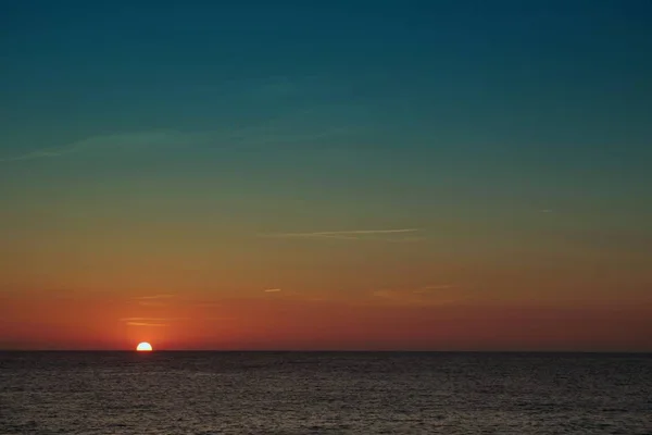 Atmosphärischer Sonnenuntergang Über Dem Meer — Stockfoto