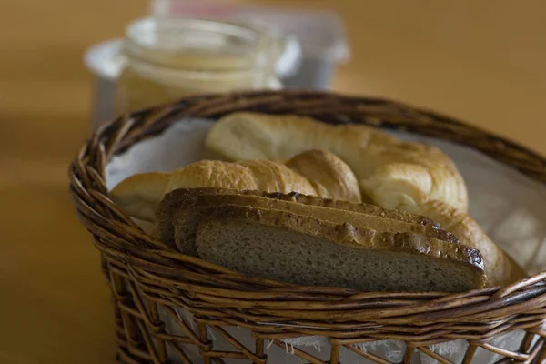 パン籠の中のパンとクロワッサンは — ストック写真