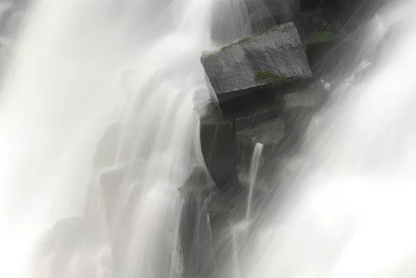 Schöner Wasserfall Auf Naturhintergrund — Stockfoto