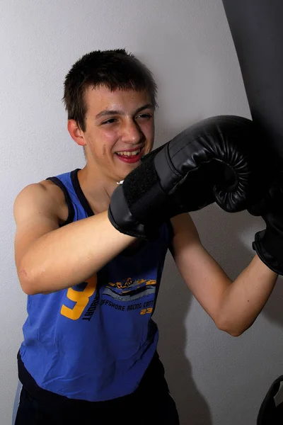 Retrato Joven Guantes Boxeo — Foto de Stock