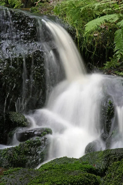 Hermosa Cascada Sobre Fondo Naturaleza — Foto de Stock