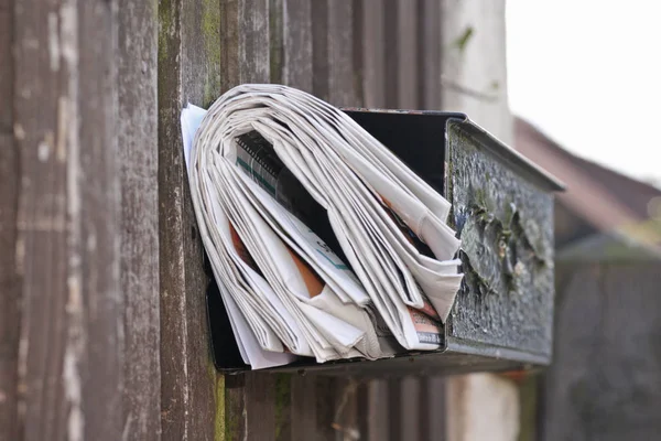 信箱里堆积如山的报纸和杂志 — 图库照片
