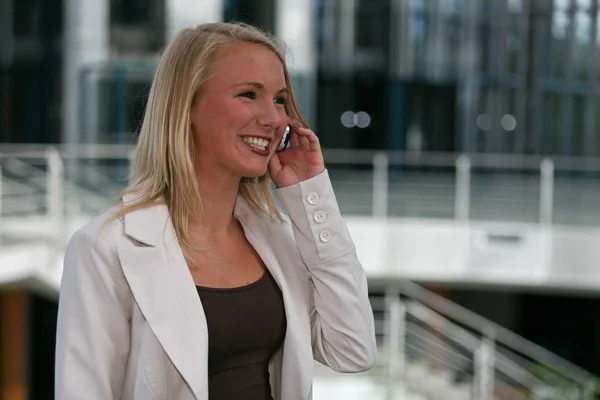 Mujer Joven Sonriendo Con Teléfono — Foto de Stock