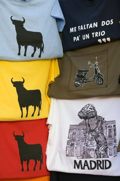 Uma Típica Loja Rua Camisas Espanholas Com Emblemas Nacionais — Fotografia de Stock