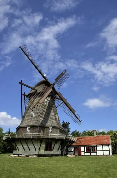 Naturskön Utsikt Över Landskapet Med Väderkvarnsbyggnad — Stockfoto