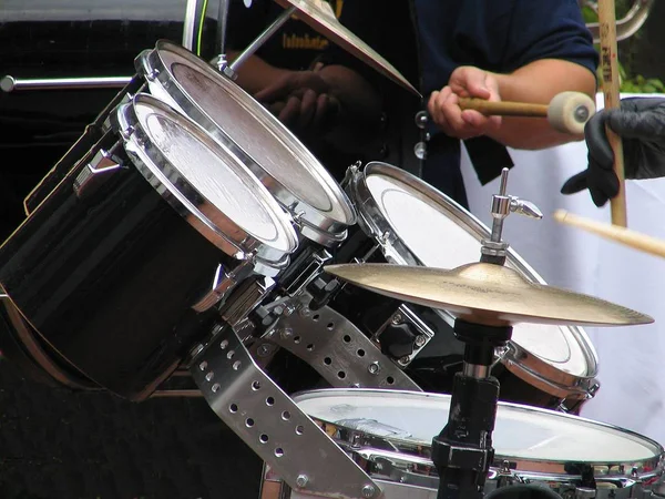 스튜디오에서 드럼을 연주하는 연주자 — 스톡 사진