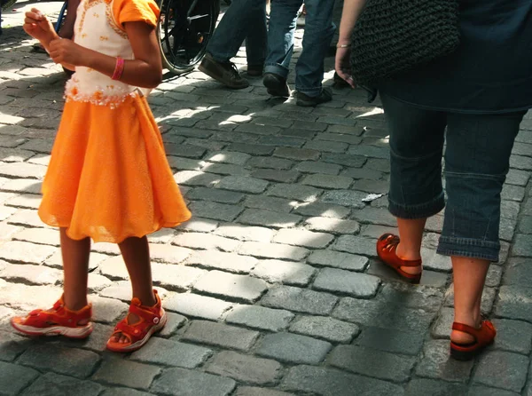 Çocuklar Şehrin Sokaklarında Yürüyor — Stok fotoğraf