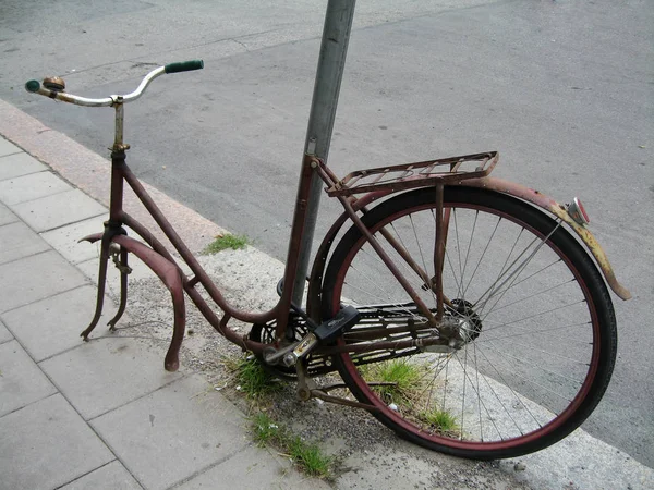 路上の古い自転車は — ストック写真