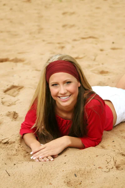 Jovem Mulher Biquíni Vermelho Praia — Fotografia de Stock